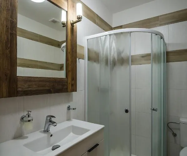 Ranch Jestrebice بيت ضيافة 4*